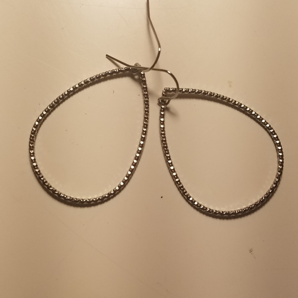 free extra! teardrop hoops